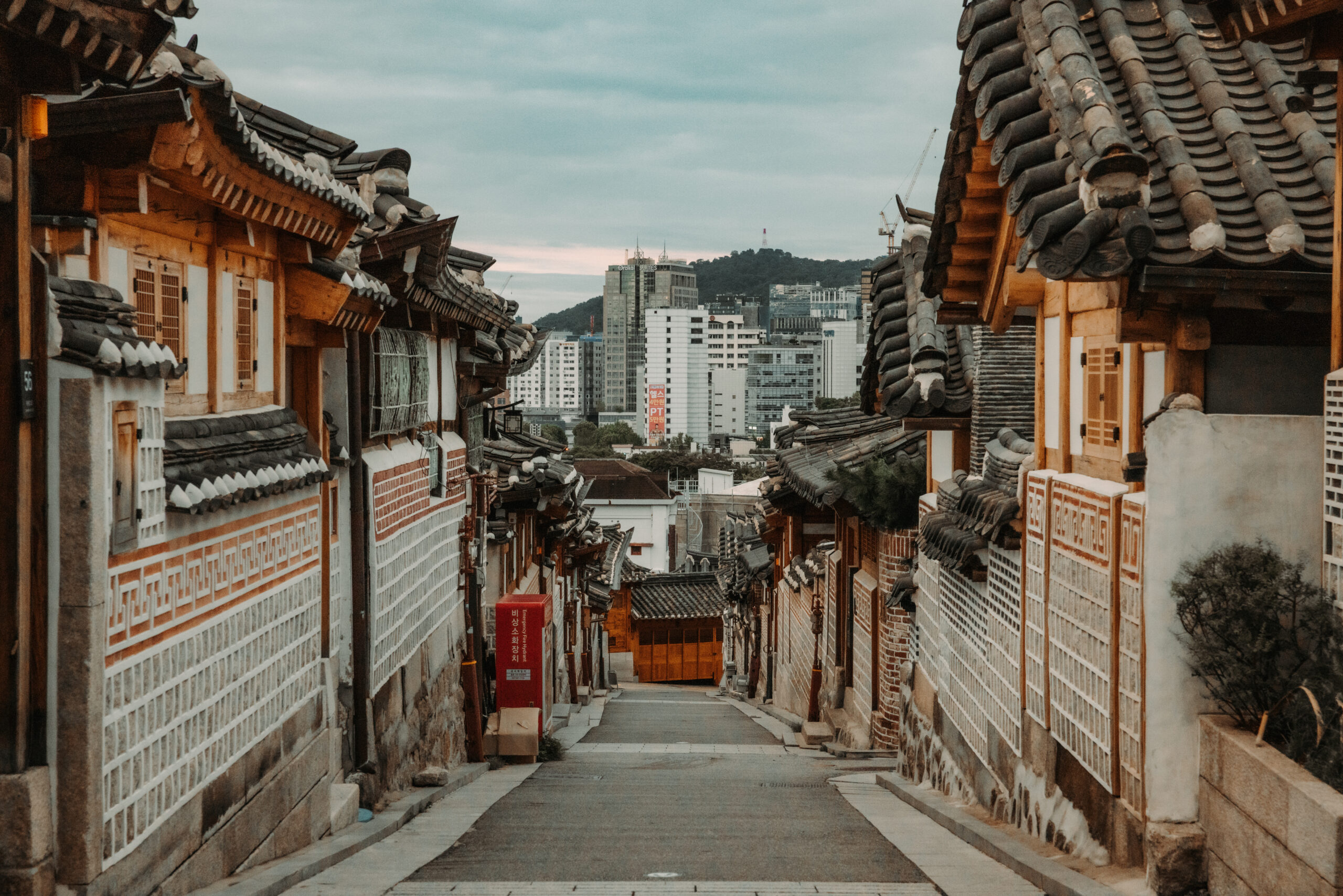 The Seoul Neighborhood With a Curfew for Tourists (And Why We’d Stay There Again)